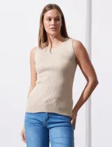 Musculosa de tejido acanalado color beige, con cuello a la base y sin mangas.