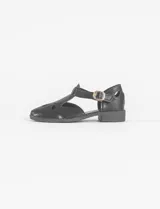 Mocasín negro calado con detalle de correa y hebilla lateral.