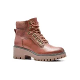 Botas de cuero sintético color blanco con caña media, acordonadas con herrajes metálicos dorados, cuello de punto acanalado y suela track con plataforma.