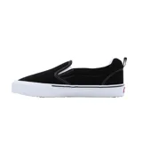Zapatillas Vans Slip On Skate negras con suela blanca.