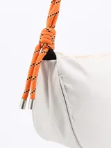 Bandolera blanca con correa de soga naranja y cierre superior.