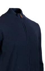 Sweater color café de tejido de punto, con cuello alto, cierre frontal completo y mangas largas.