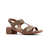 Sandalias de cuero marrón con taco bloque bajo, tiras anchas y elásticas en el empeine y pulsera al tobillo con hebilla dorada.