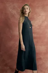 Vestido midi sin mangas color gris, de corte recto y cuello alto.