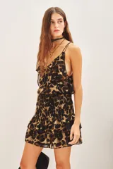 Minifalda marrón con estampado animal print, cintura elastizada con punto smock y volados.