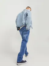 Jean de calce tapered, color azul denim, con tiro alto, rodilla cómoda y abertura de pierna ceñida.
