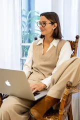 Blusa color beige sin mangas, con escote en V.