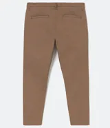Pantalón de vestir color gris claro, de corte slim fit y largo cropped.