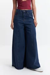 Pantalón jean oxford de tiro alto color crudo, de corte ajustado en la cadera y amplio desde la rodilla.