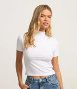Remera blanca de ribana con cuello alto y mangas cortas.