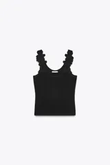 Camiseta negra ajustada de algodón con escote redondo y tirantes anchos con aplicación de crochet a tono.