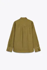 Camisa marrón de lino con cuello solapa y manga larga terminada en puño. Cierre frontal con botones.