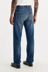 Pantalón de jean de tiro medio, corte recto y color azul con desgaste en muslos.