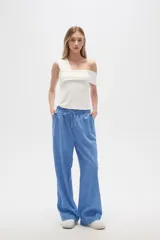 Pantalón celeste de lino, corte recto, con cintura elástica ajustable con cordón y bolsillos laterales.