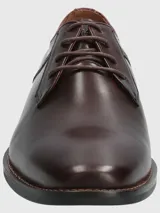 Zapato de vestir formal de cuero color marrón oscuro, con cordones y suela de goma.