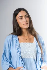 Bata kimono gris claro de algodón con volados en mangas y ruedo. Tiene mangas al codo y lazo de algodón para ajustar en la cintura.