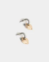 Aros argolla plateados con dije de corazón dorado.
