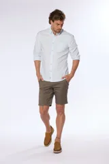 Bermuda color beige, de corte clásico, confeccionada en algodón y spandex.