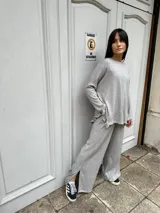 Pantalón de lanilla gris con lurex, corte palazzo y abertura en el lateral inferior.