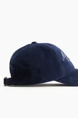 Gorra azul de pana con bordado frontal de la palabra 'Manhattan' y la frase 'New York City Sport & Health Est 1991' en color blanco.