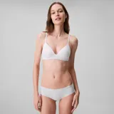 Conjunto de ropa interior Calvin Klein color blanco, compuesto por un sujetador sin aro con copas de espuma elástica y un tanga de microfibra suave.