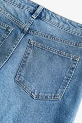 Jean de cinco bolsillos en denim de algodón levemente elástico. Modelo de corte ajustado con tiro alto, cierre con botón y piernas tobilleras.