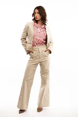 Pantalón ancho de gabardina color beige, de tiro alto.