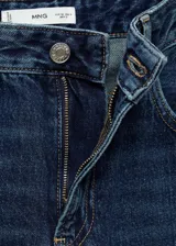 Pantalón de jean azul oscuro, de corte recto, tiro medio y cinco bolsillos.