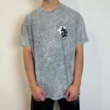 Remera gris con efecto acid wash y estampado de Mickey Mouse sobre una luna creciente.
