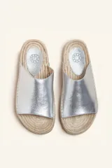 Sandalias plateadas de cuero con base de yute natural y suela de goma.