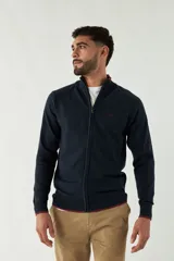Campera tejida azul marino con cuello alto, cierre frontal y puños acanalados con detalle de línea roja.