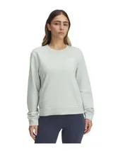 Buzo Under Armour de cuello redondo, color gris claro, con logo pequeño estampado en el pecho. Confeccionado en tejido Terry, ideal para usar antes o después del entrenamiento.