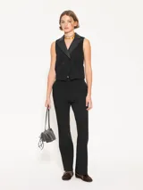 Pantalón negro de corte recto confeccionado en powermax. Presenta detalles de cuero ovino en los bolsillos delanteros.