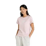 Remera rosa de manga corta New Balance Sport Essentials Jersey Logo, con logo estampado en el pecho.