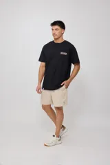 Bermuda de algodón color gris oscuro, con cintura elástica ajustable con cordón.