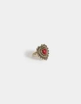 Anillo dorado con forma de corazón rojo estilo antique.