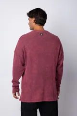 Buzo de hombre de corte oversize confeccionado en tela waffle de algodón con proceso de teñido acid en color borgoña.