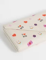 Billetera formato fichero de cuerina color crudo, con estampado de gatos de la suerte, corazones y flores. Tiene solapa con broche a presión, compartimentos para tarjetas y billetes.