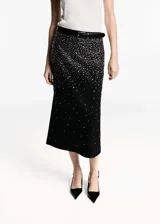 Falda midi negra con cintura elástica, tiro medio, diseño recto y detalle de strass plateado.