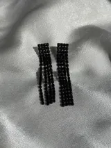 Par de aros colgantes con strass color borgoña.