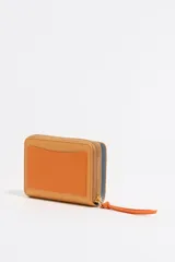 Monedero Bimba y Lola color naranja con textura granulada, logo dorado estampado, cierre de cremallera dorada y tarjetero interior.