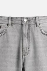 Pantalón de jean celeste de corte slim fit y tapered, con cinco bolsillos, efecto lavado y cierre frontal con cremallera y botón.