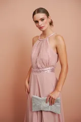 Mono de fiesta color rosa pálido, con cuello halter, cuerpo drapeado con lentejuelas y pantalón palazzo. Incluye cinturón con lentejuelas.