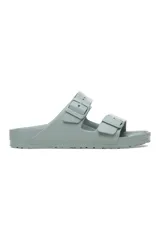 Sandalias Birkenstock Arizona hechas de EVA color verde agua, con dos correas ajustables con hebillas.