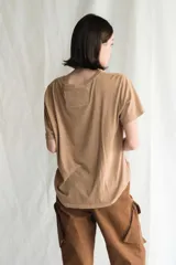 Remera de manga corta color marrón claro, con cuello redondo y calce relajado.