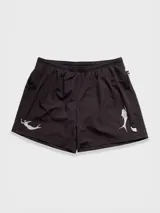 Short de baño negro con bordado de enredadera blanca en la pierna izquierda. Cuenta con cintura elástica con cordón ajustable, bolsillos laterales y bolsillo trasero con cierre. Incluye suspensor de malla fina hipoalergénico.