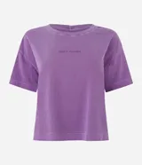 Remera deportiva manga corta color lila, con cuello redondo y bordado de la frase "Get Over".