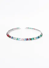 Gargantilla rígida plateada con hilera de zirconias de colores engarzadas.