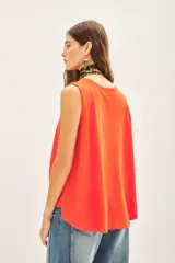 Musculosa blanca de algodón con cuello redondo y sisas amplias.