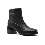 Bota corta color marrón de cuero sintético, con punta cuadrada, cierre lateral y taco cuadrado de madera. Presenta detalle de costuras en contraste color negro.